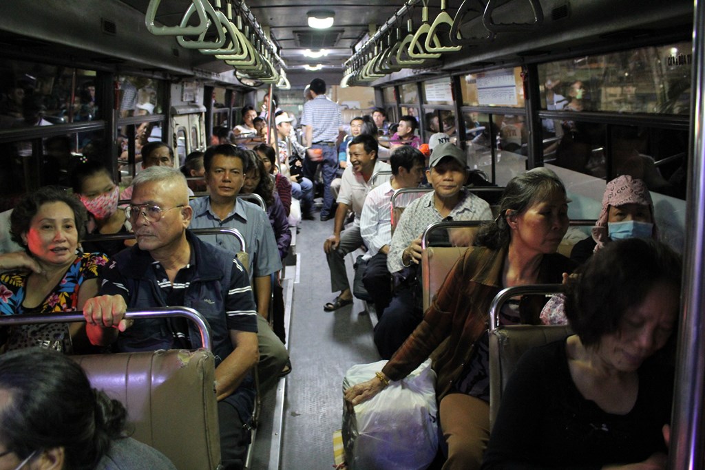 Trên chuyến xe buýt chở hành khách đến Ga Biên Hoà
