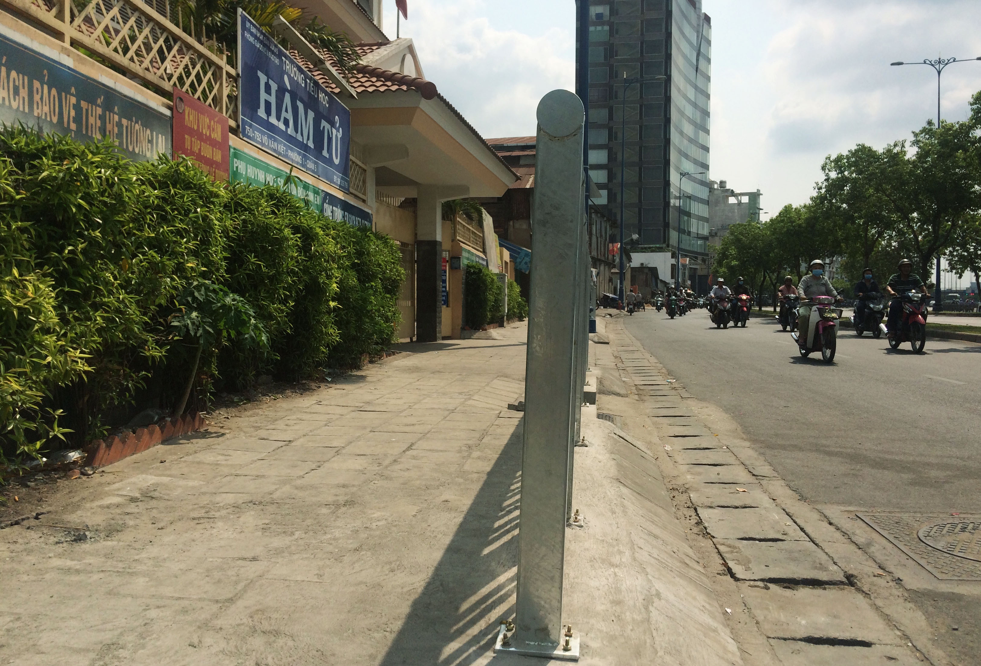 Trong thời gian sắp tới, UB phường sẽ lắp đặt thêm camera quan sát tình hình buôn bán lấn chiếm lề đường - Ảnh: Phạm Hữu