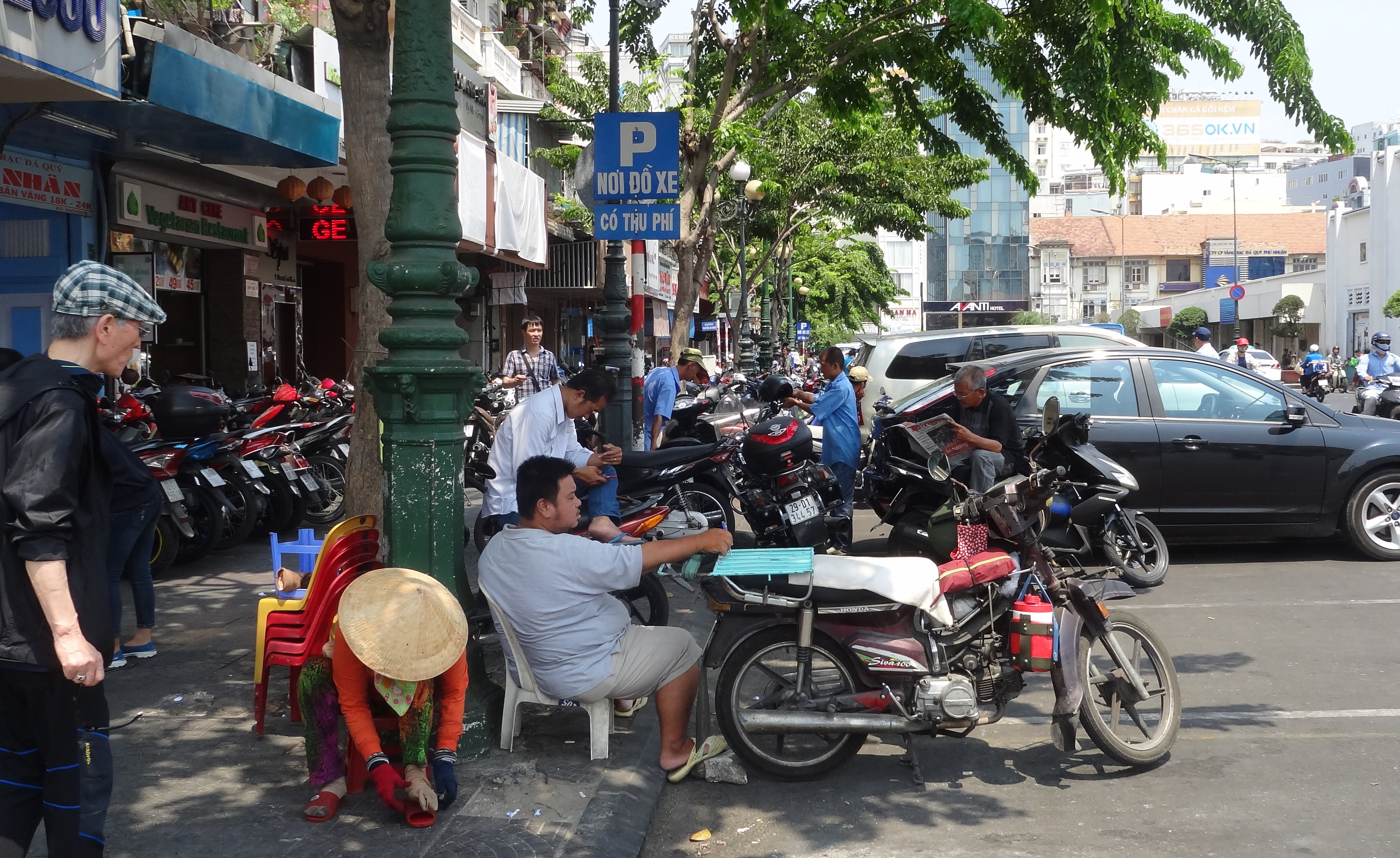 Theo ghi nhận ở nhiều nơi, đa số xe máy đều đậu ở dưới lòng đường - Ảnh: Phạm Hữu