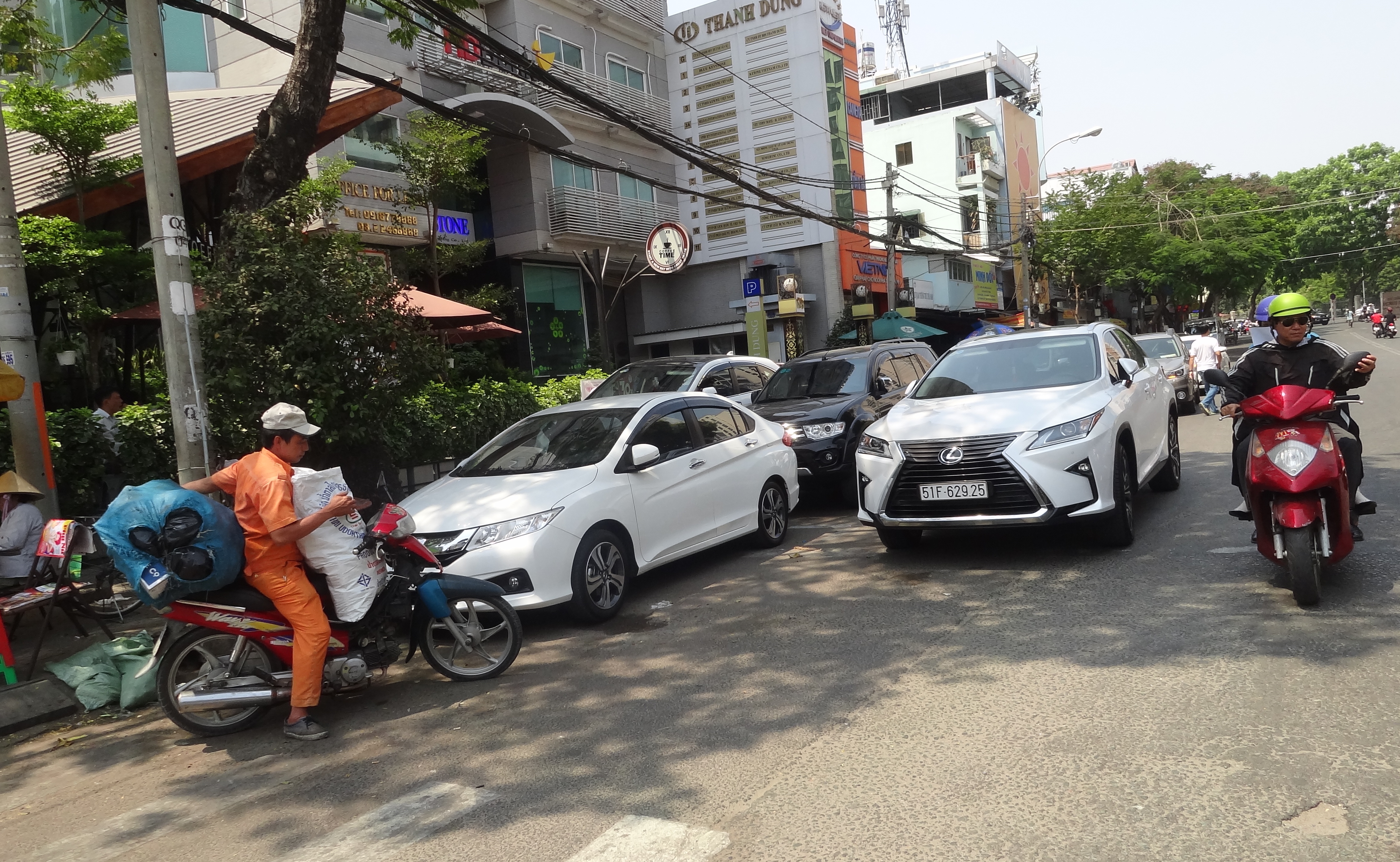 Nhiều lớp xe ô tô đậu chiếm hết 2/3 đường Nguyễn Cư Trinh (P.Nguyễn Cư Trinh, Q.1) - Ảnh: An Huy