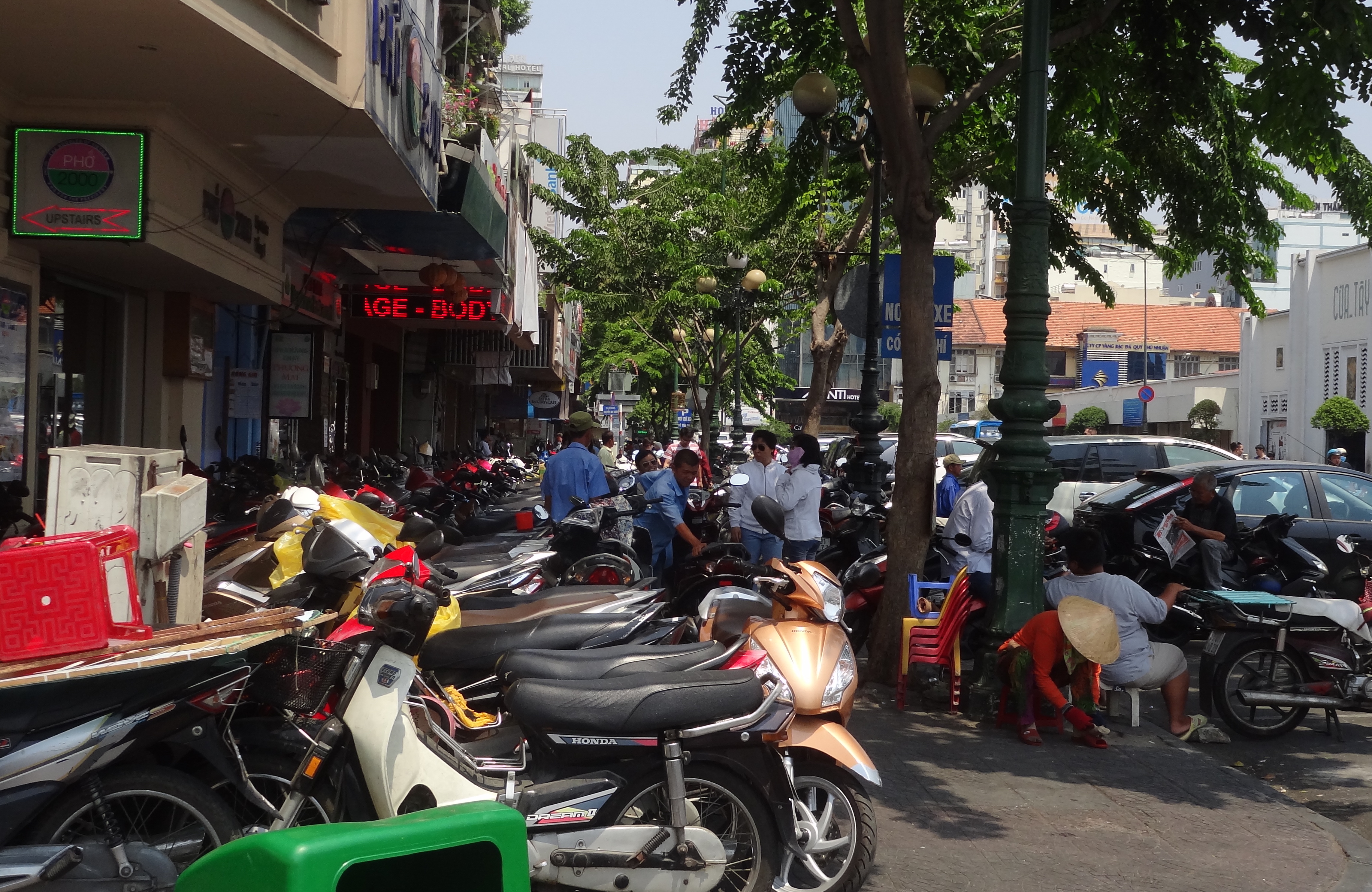 Đường Phan Chu Trinh (P.Bến Thảnh, Q.1) đậu xe máy không còn lối để người đi bộ - Ảnh: Phạm Hữu
