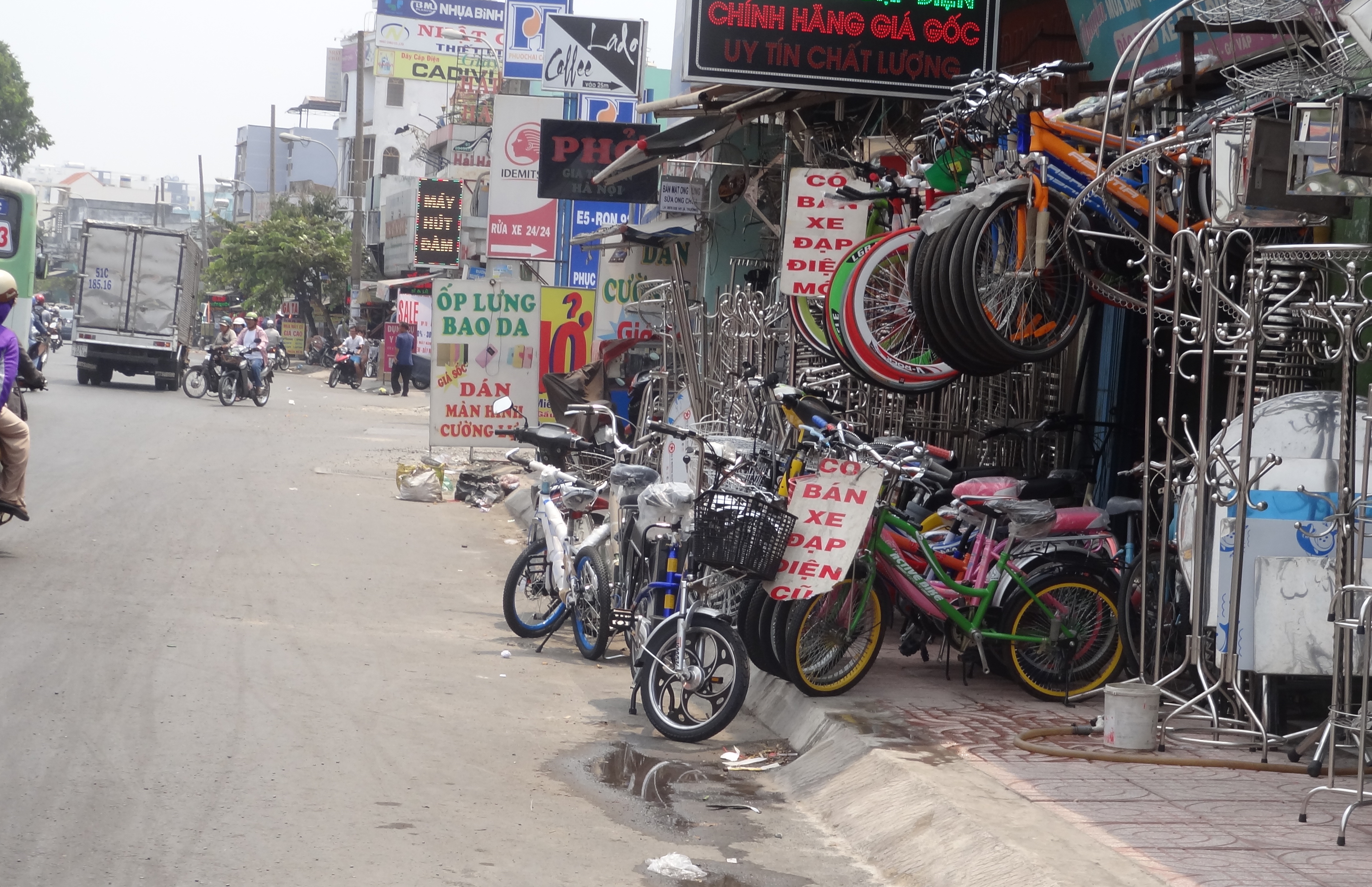 Một cửa hàng kinh doanh xe đạp tại đường Nguyễn Kiệm lấn chiếm cả lòng đường