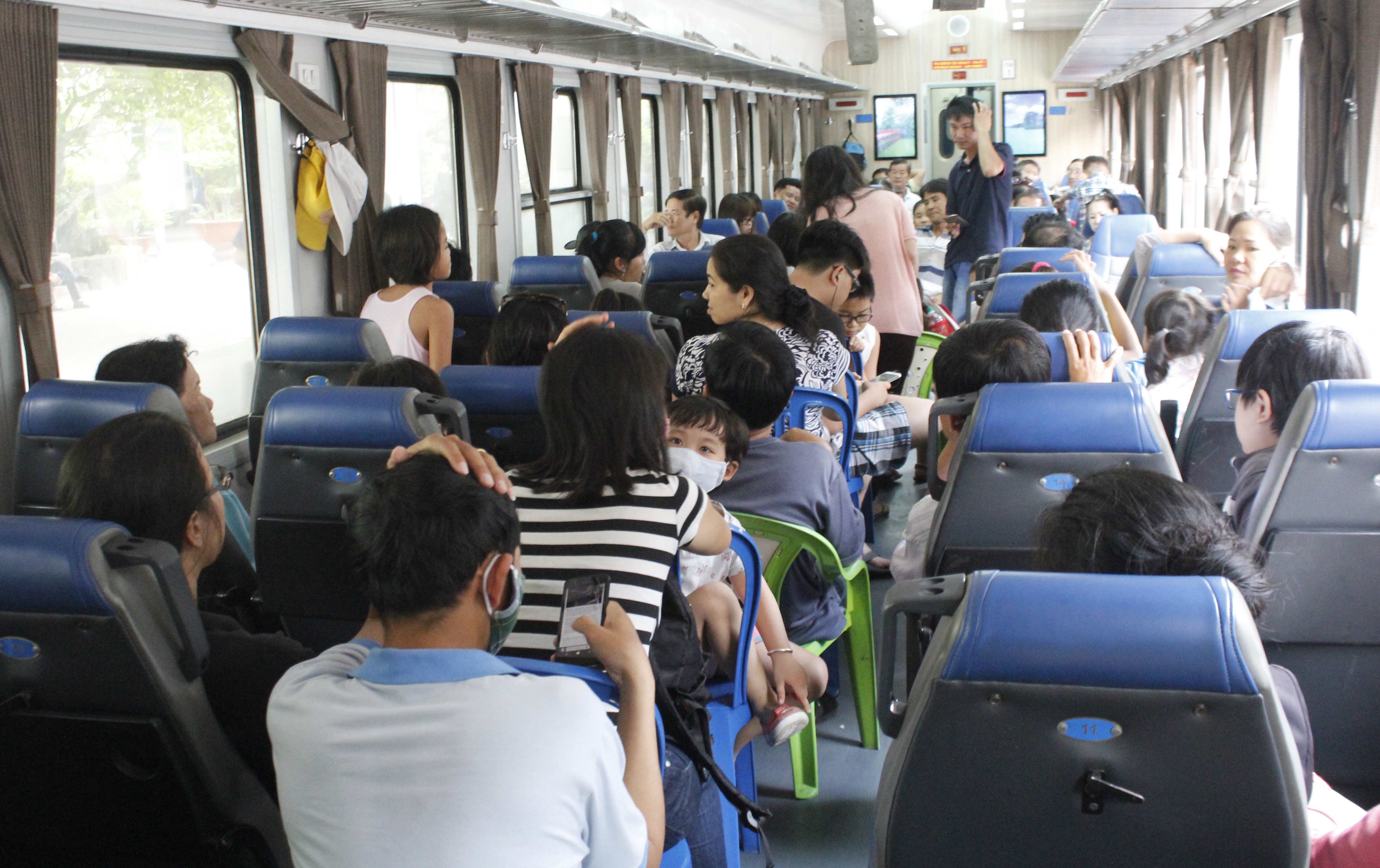 Do nhiều người đến đi quá đông ga Sài Gòn phải tăng cường ghế phụ mới có thể đáp ứng đủ