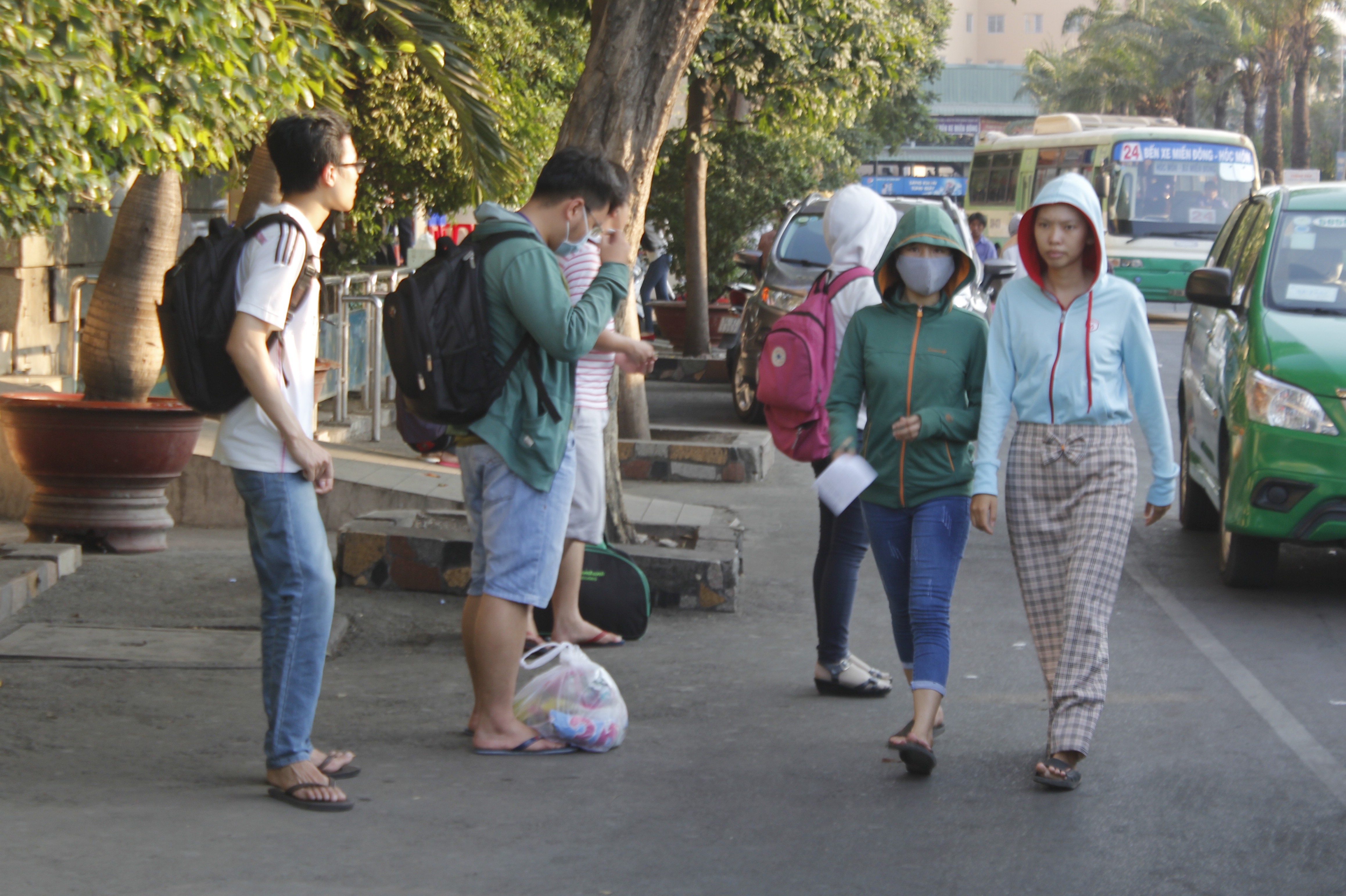 Những người khác đợi xe buýt - Ảnh: Phạm Hữu