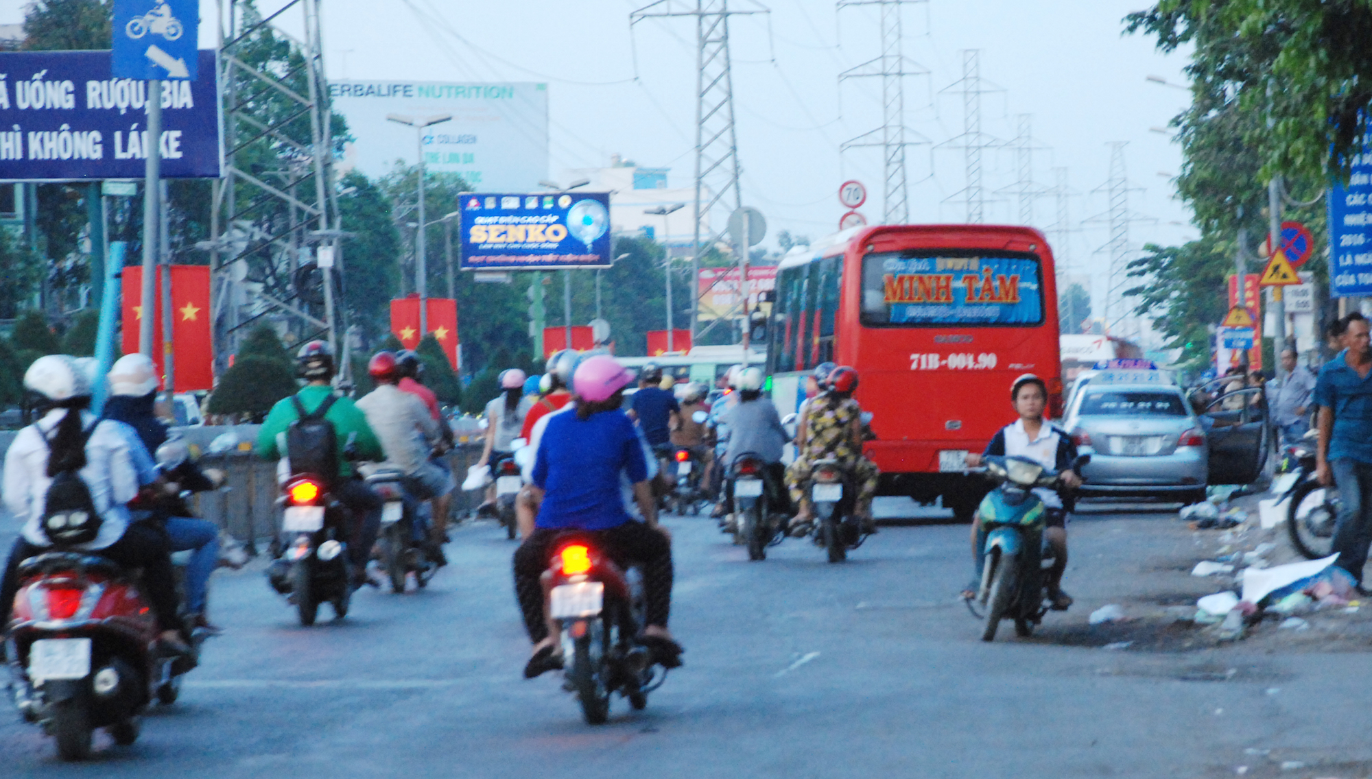 Xe ô tô trả khách ngay trên đường Kinh Dương Vương khiến khu vực lộn xộn – Ảnh: An Huy