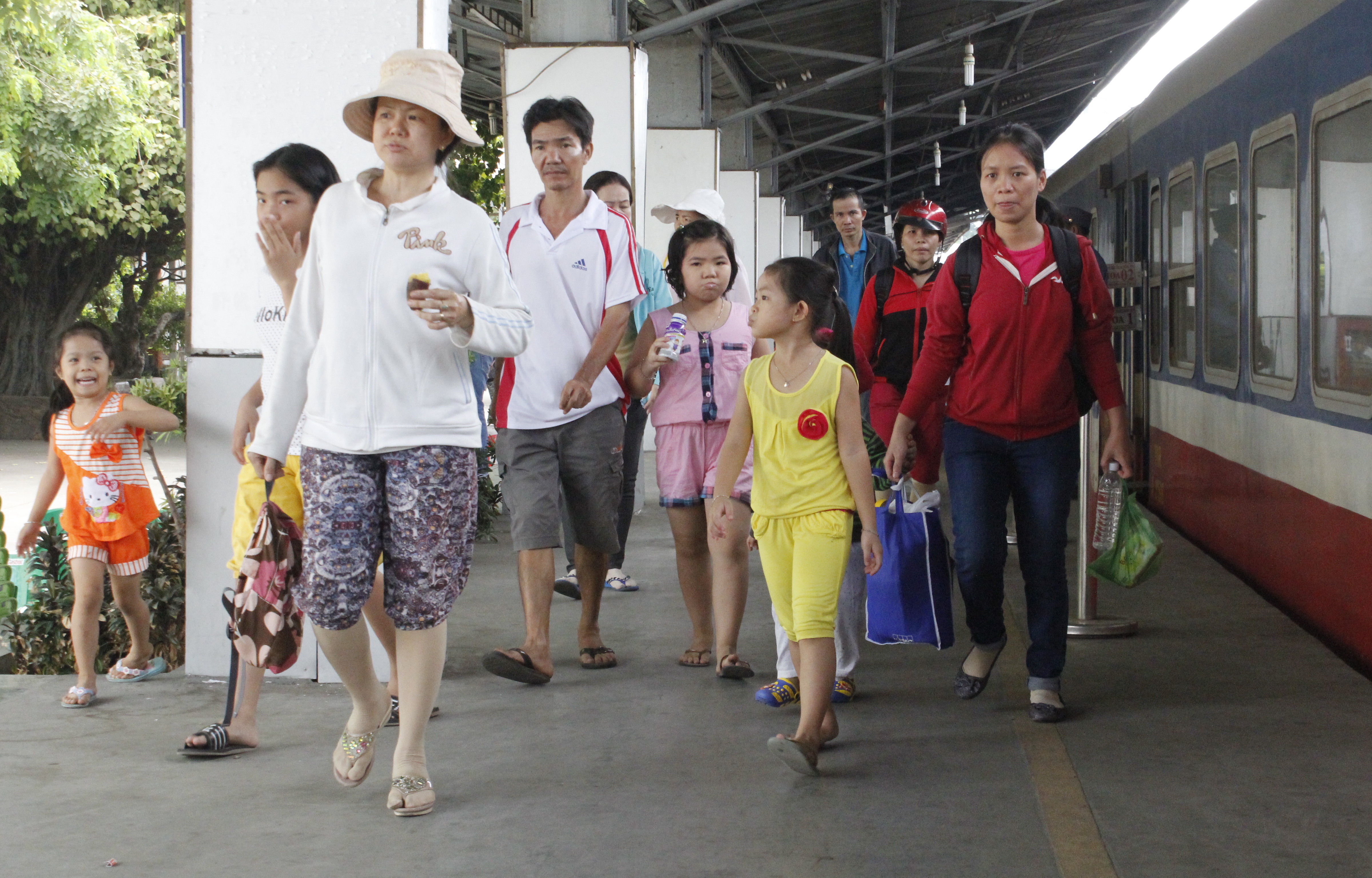 Ngoài việc kết hợp trung chuyển hành khách, Ngành đường sắt cũng mở thêm tour du lịch bằng tàu cho người dân - Ảnh: Phạm Hữu