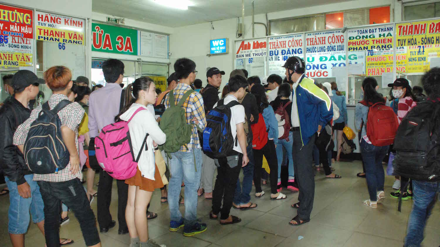 Khách tập mua vé đông tại các tuyến chặng ngắn tại BX Miền Đông - Ảnh: An Huy