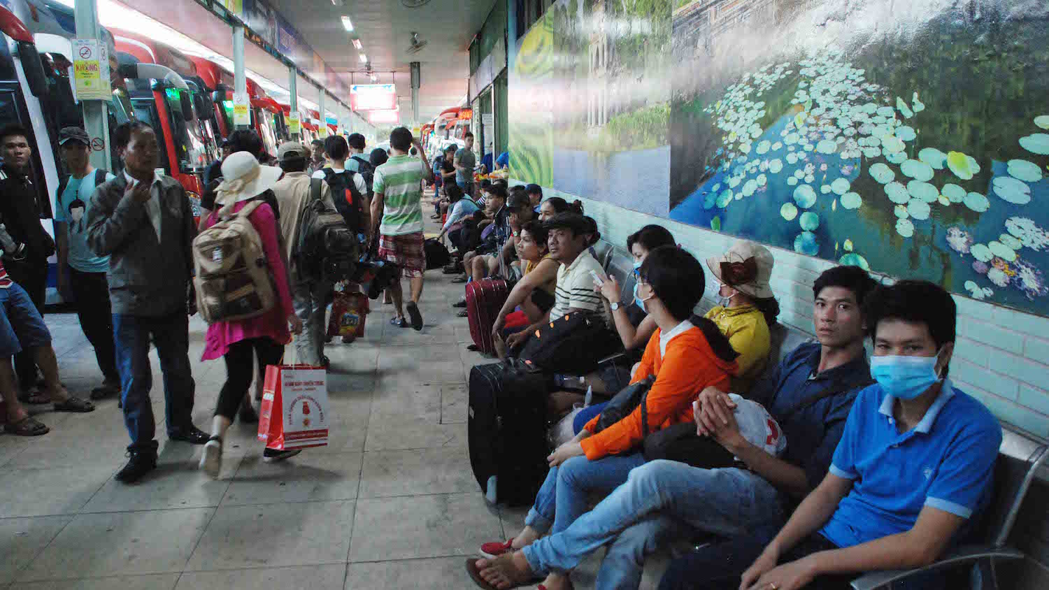 Nhiều khách ngồi la liệt tại hành lang BX Miền Đông chờ khởi hành về quê - Ảnh: An Huy