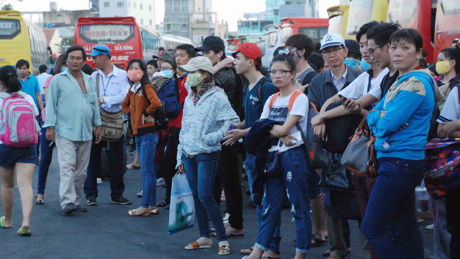 Nhiều hành khách chuẩn bị lên xe tại BX Miền Đông - Ảnh: An Huy