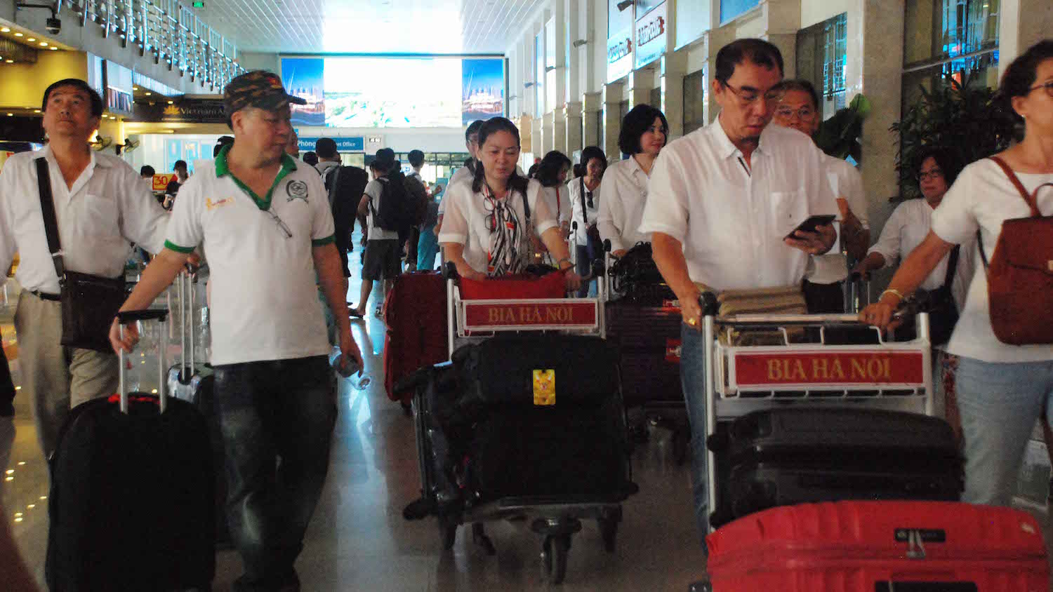 Tại sân bay Tân Sơn Nhất cũng rất đông khách đi lại - Ảnh: An Huy
