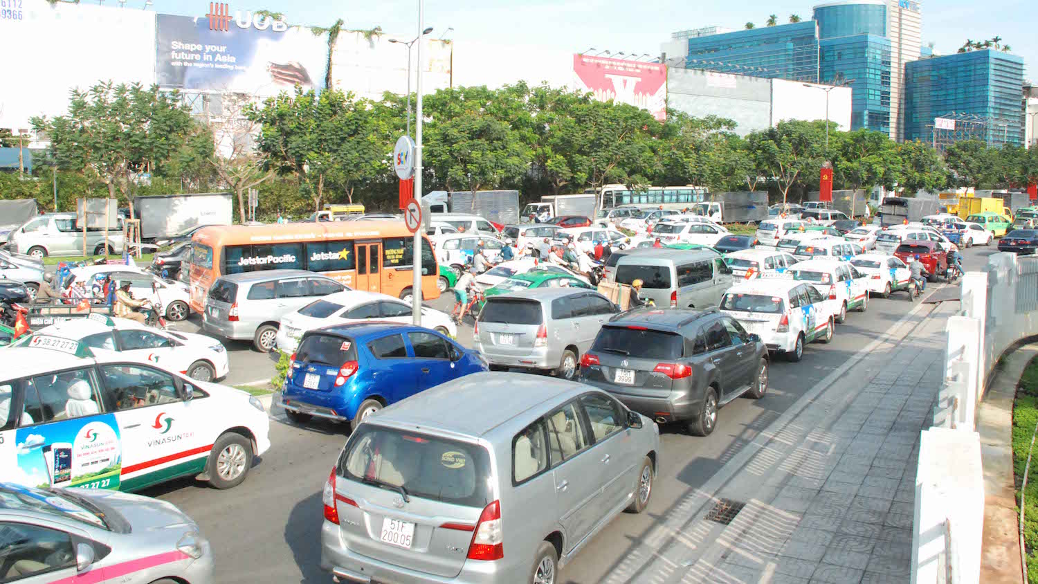 Kẹt xe nghiêm trọng trên đường Trường Sơn, trước cổng sân bay Tân Sơn Nhất. - Ảnh: An Huy