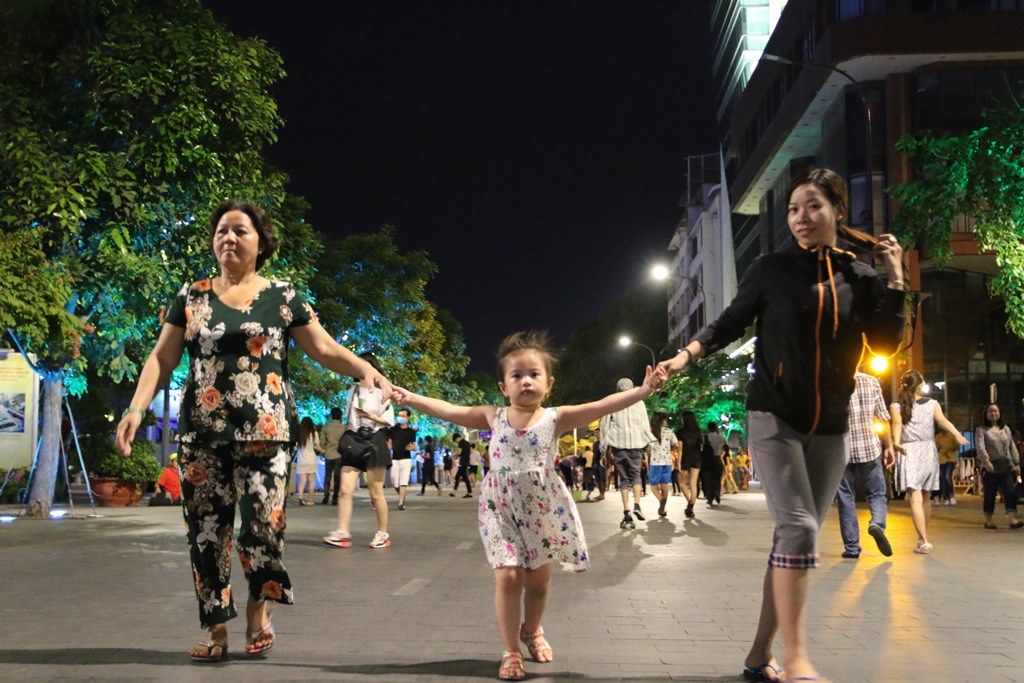 Mặc dù chưa đến giờ bắn pháo hoa nhưng nhiều người đả đến phố đi bộ Nguyễn Huệ dạo chơi