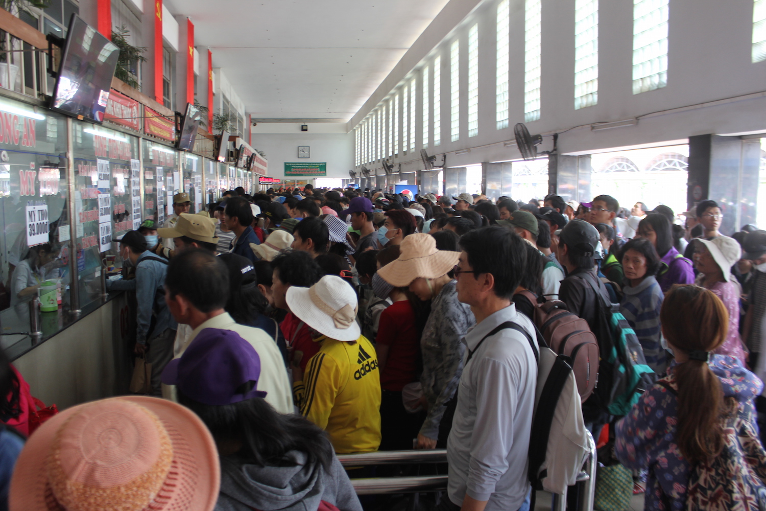 Tại khu vực nhà chờ, nhiều hành khách xếp thành hàng dài ở khu vực bén vé các tuyến như Tiền Giang, Bến Tre, Vĩnh Long
