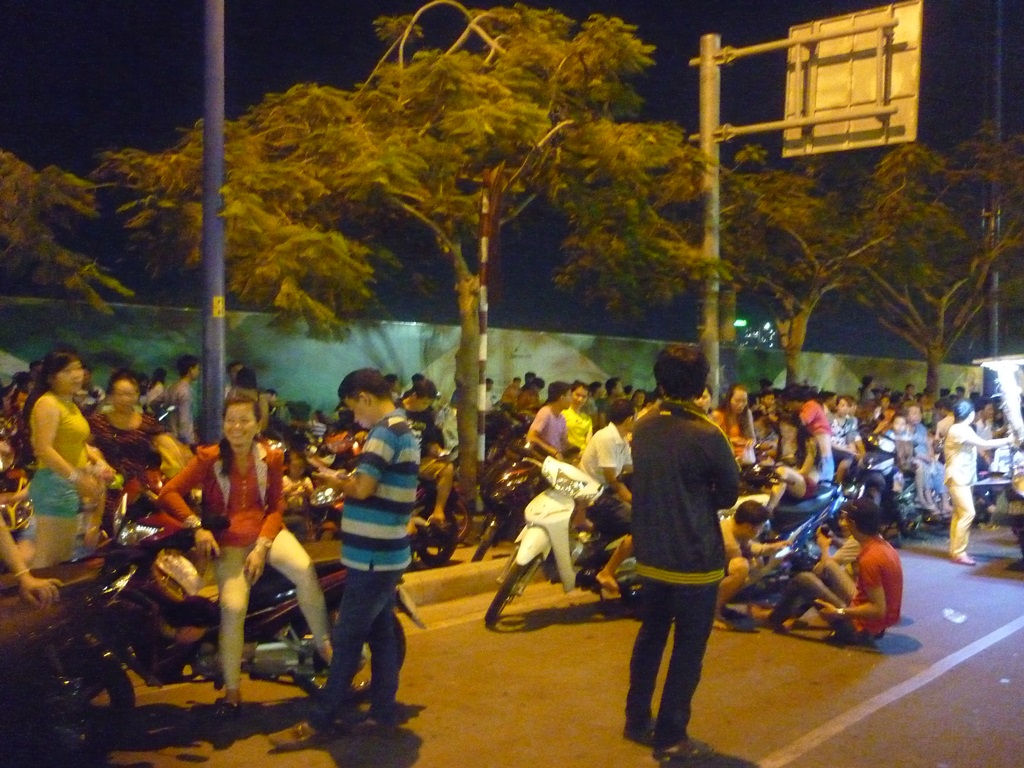 Trên đường Mai Chí Thọ (quận 2) nhiều người cũng tập trung đông đúc