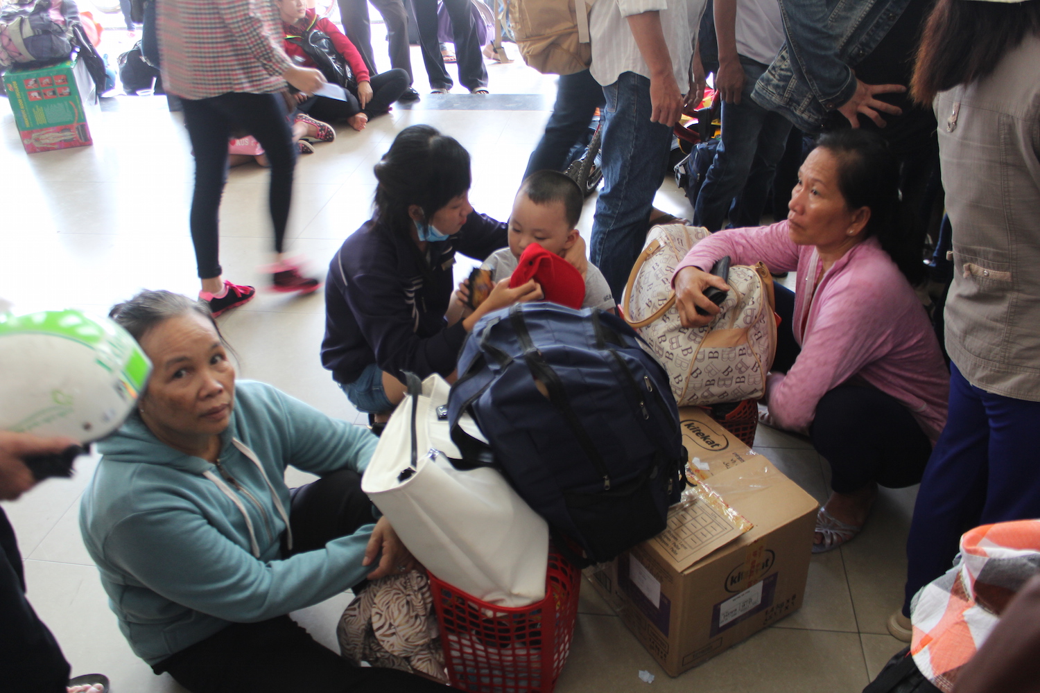 Bà Nguyễn Thị Mười (58 tuổi, quê Đồng Tháp) cho biết, bà đến bến xe cùng nhiều người trong nhà từ lúc 8 giờ 30, nhưng đến 11 giờ 30 bà vẫn chưa mua được vé đành phải ngồi chờ