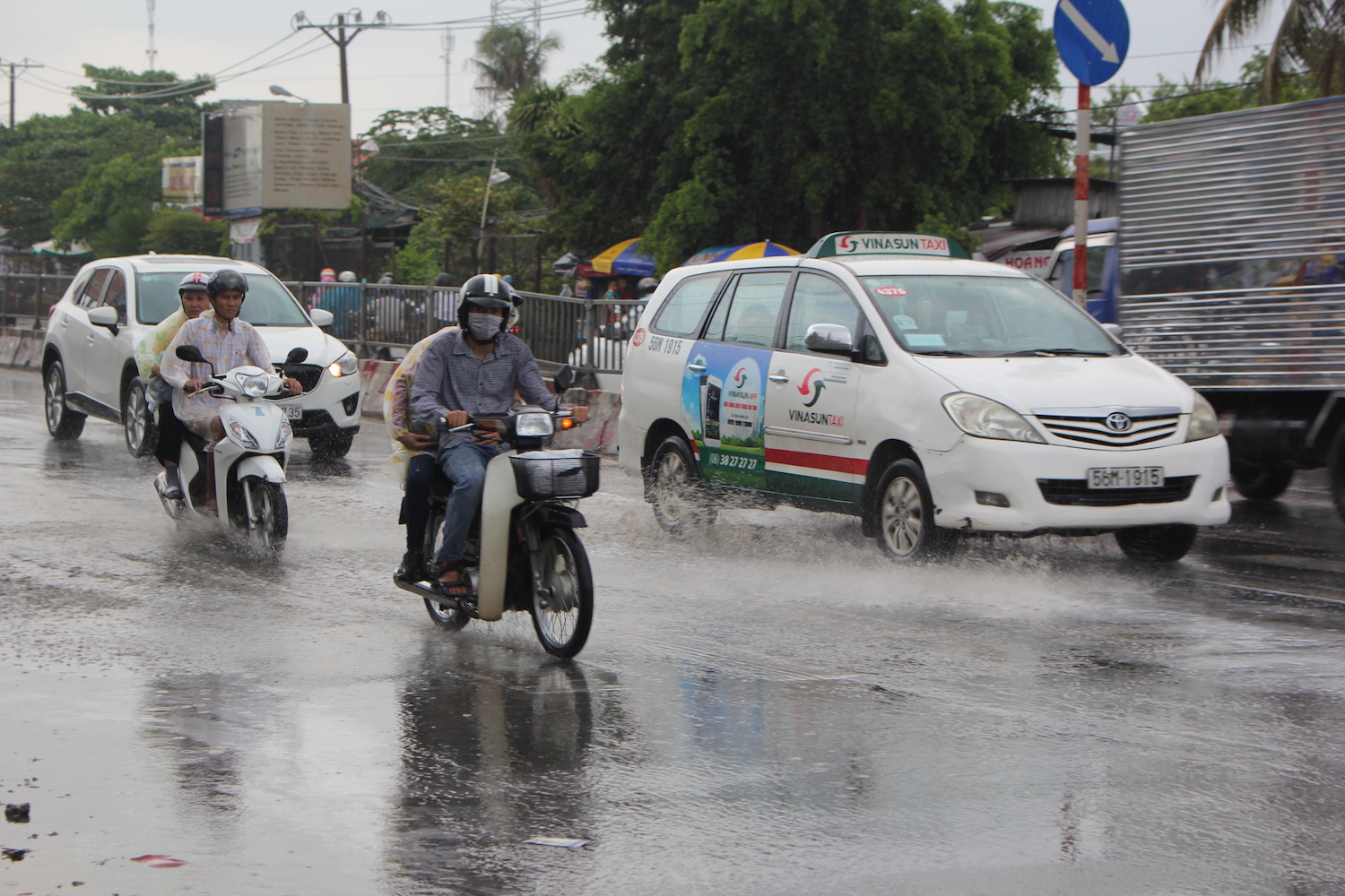 Nhiều người đi đường bị bất ngờ vì cơn mưa nên không chuẩn bị áo mưa từ trước - Ảnh: Phạm Hữu