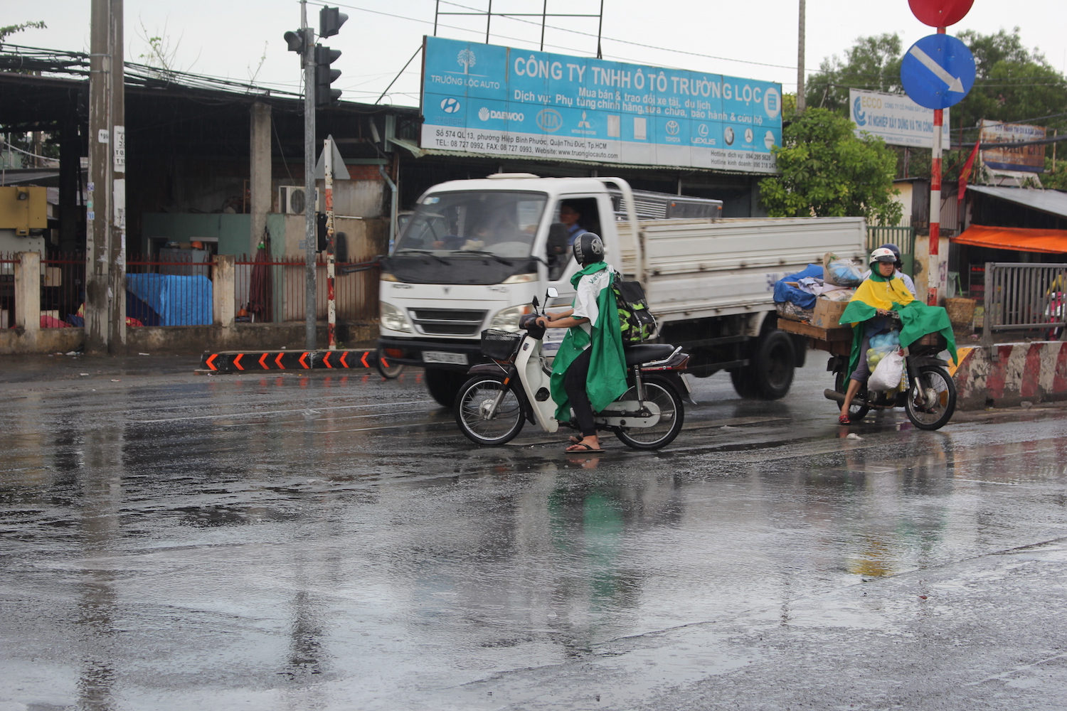 Tại quốc lộ 13, cơn mưa bắt đầu khoảng 15 giờ - Ảnh: Phạm Hữu