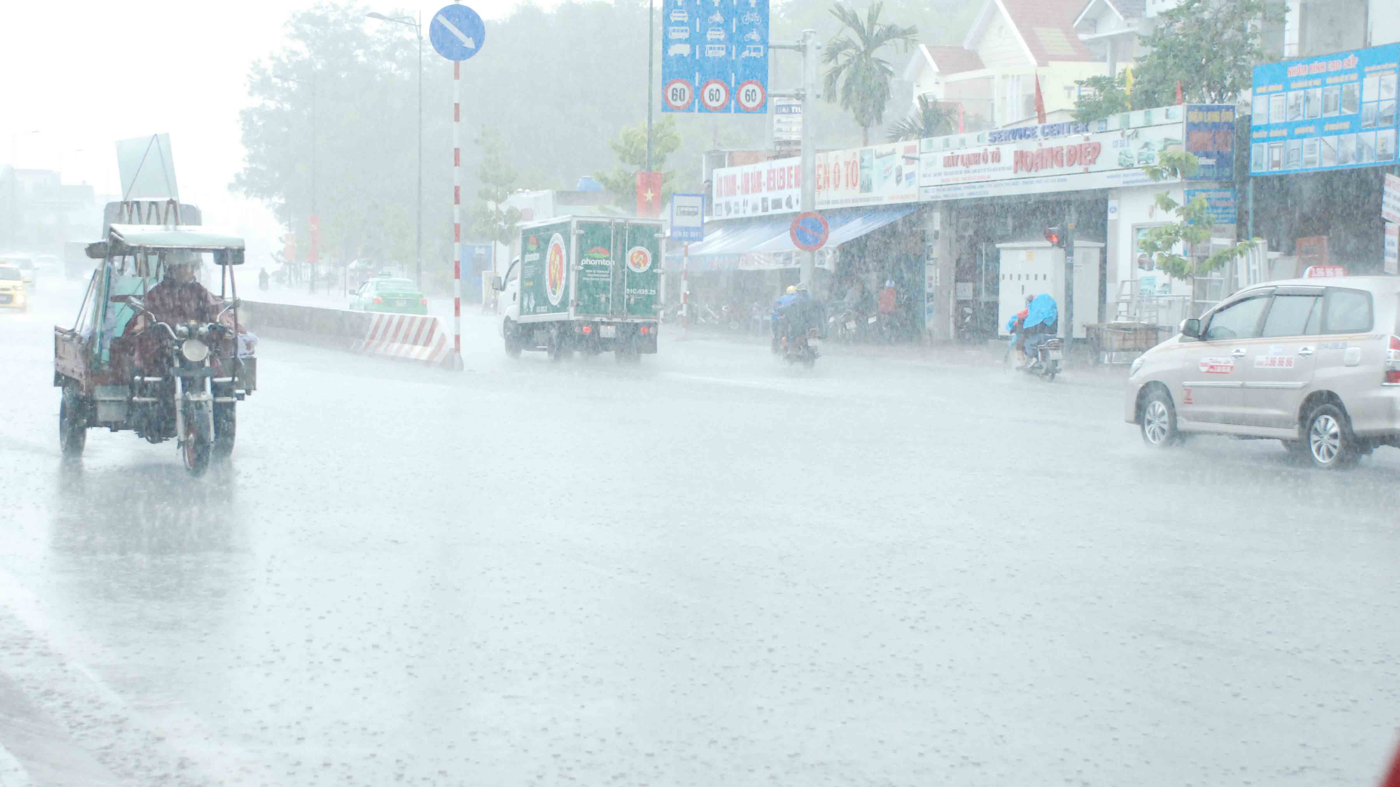 Lúc 14 giờ 30 mưa lớn bắt đầu đổ xuống khu vực quận Thủ Đức - Ảnh: An  Huy