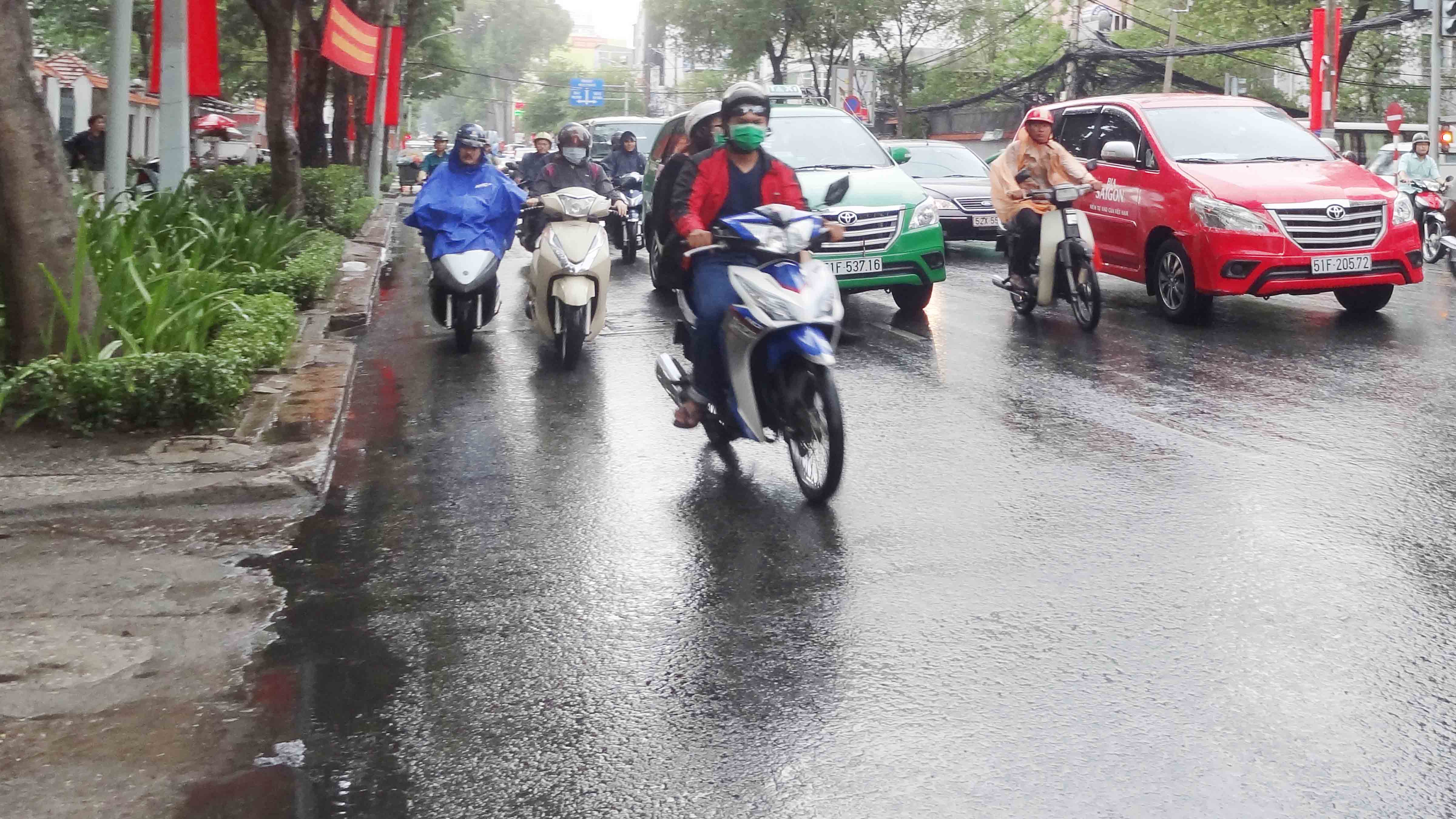 Cơn mưa tuy ngắn nhưng giúp Sài Gòn hạ nhiệt sau những trận nắng nóng  - Ảnh: An Huy