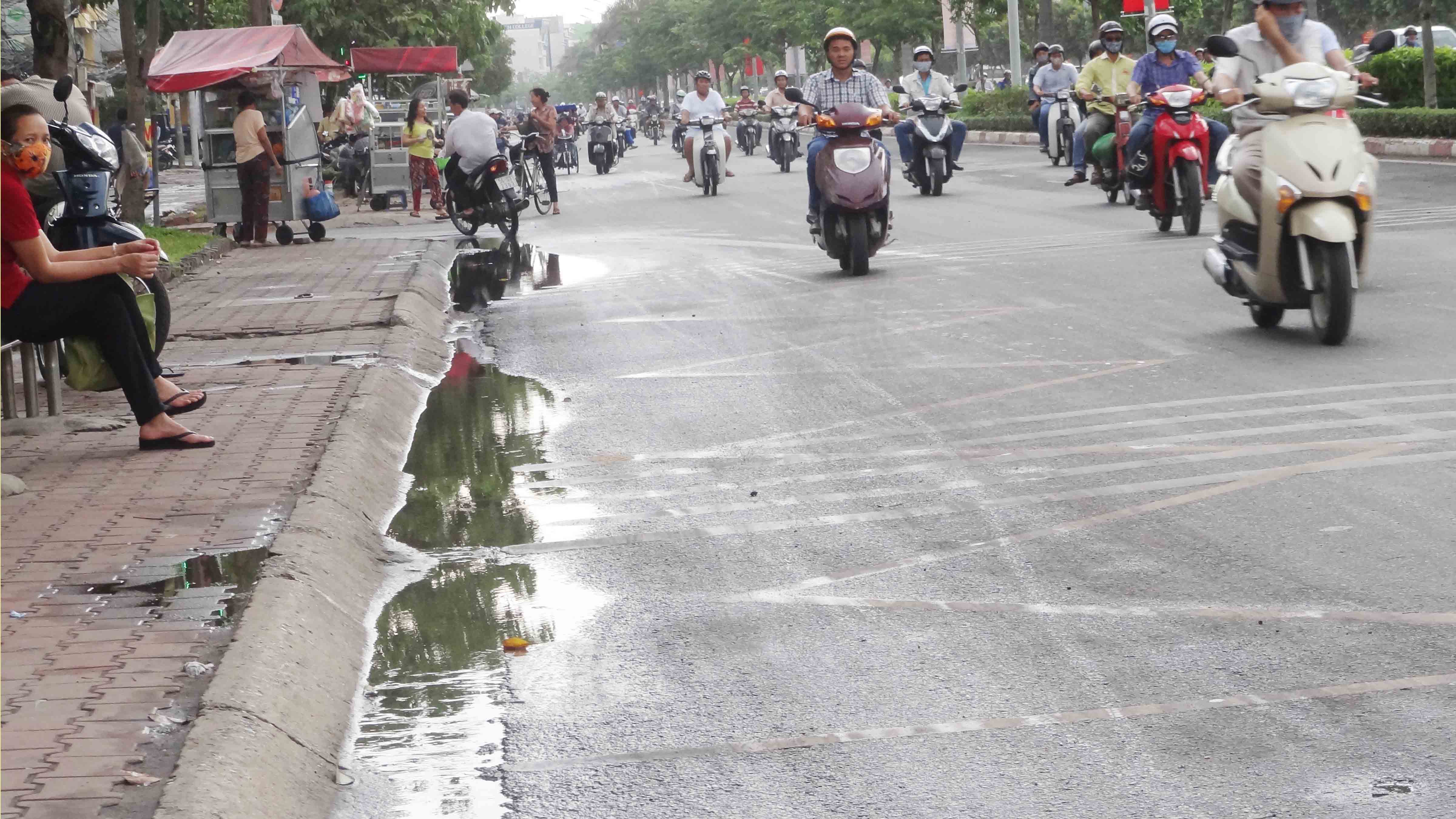 Mưa cũng xảy ra rải rác trên một số khu vực quận Bình Thạnh  - Ảnh: An Huy
