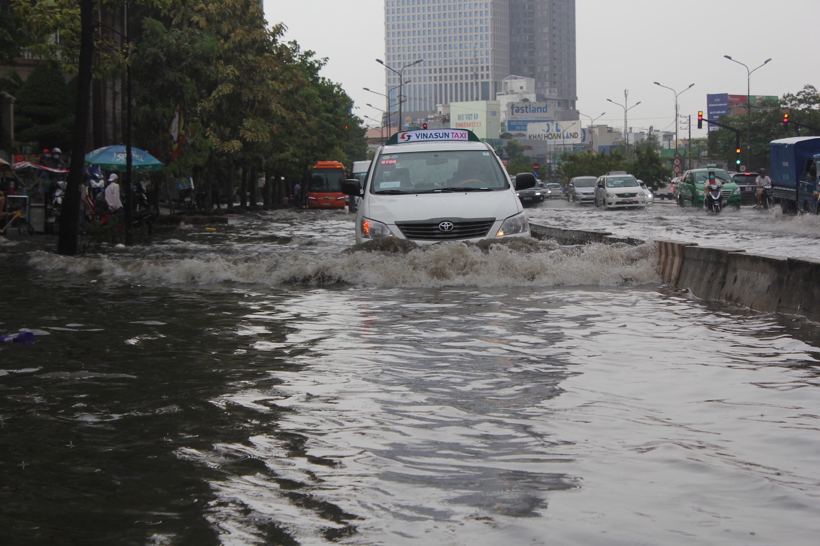 Nhiều ô tô chạy nhanh tạo thành cuộn sóng cao