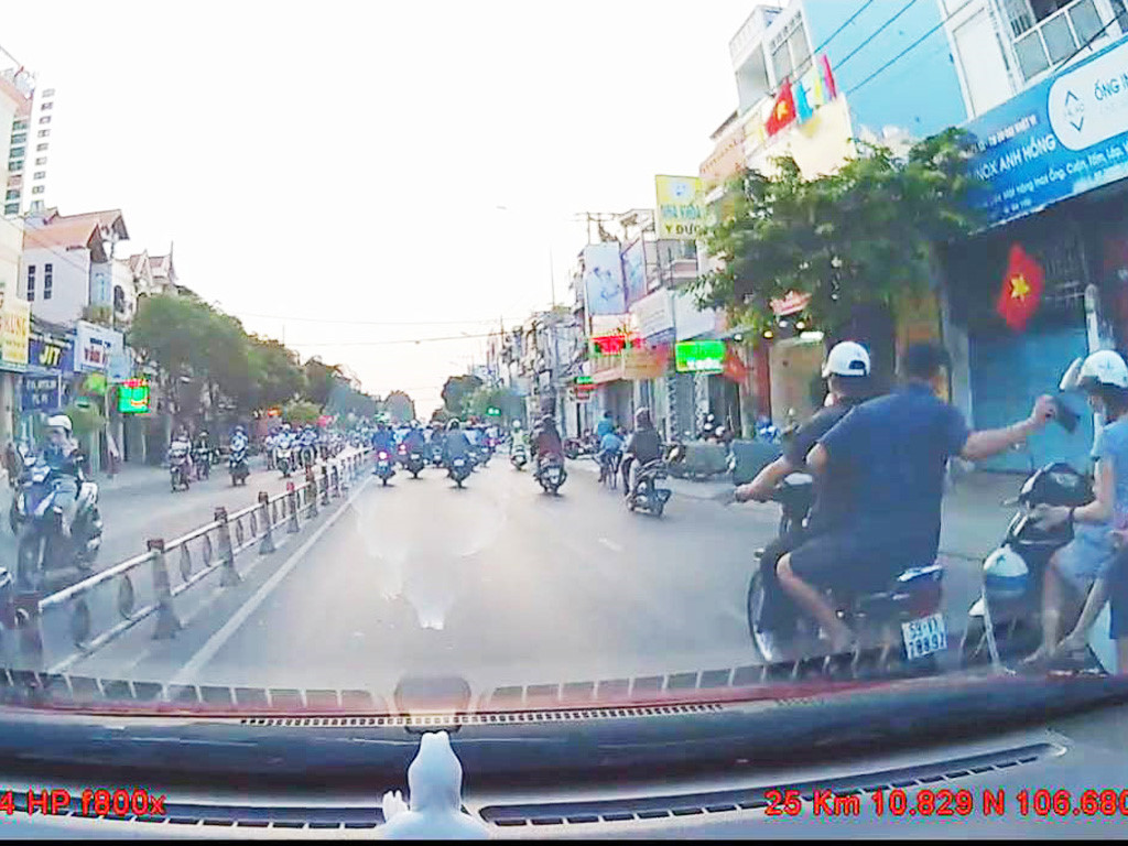Một vụ giật điện thoại trên đường Quang Trung (Q.Gò Vấp, TP.HCM) bị camera ghi hình