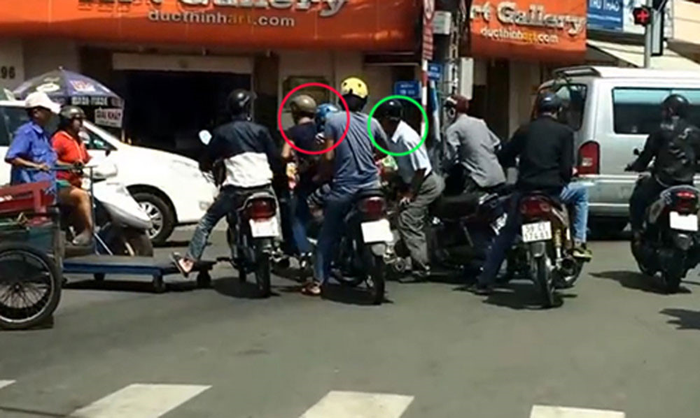 Hình ảnh băng nhóm dàn cảnh đụng xe đang gây án - Ảnh: Nguyên Bảo