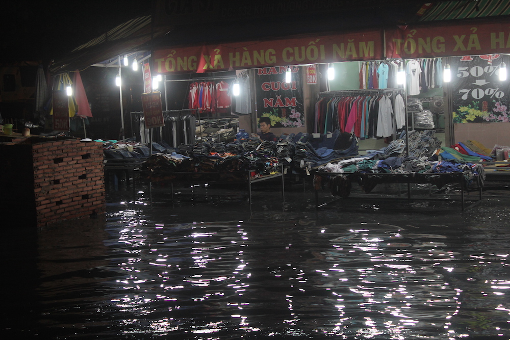 Một cửa hàng bán quần áo bị ngưng trệ do nước ngập