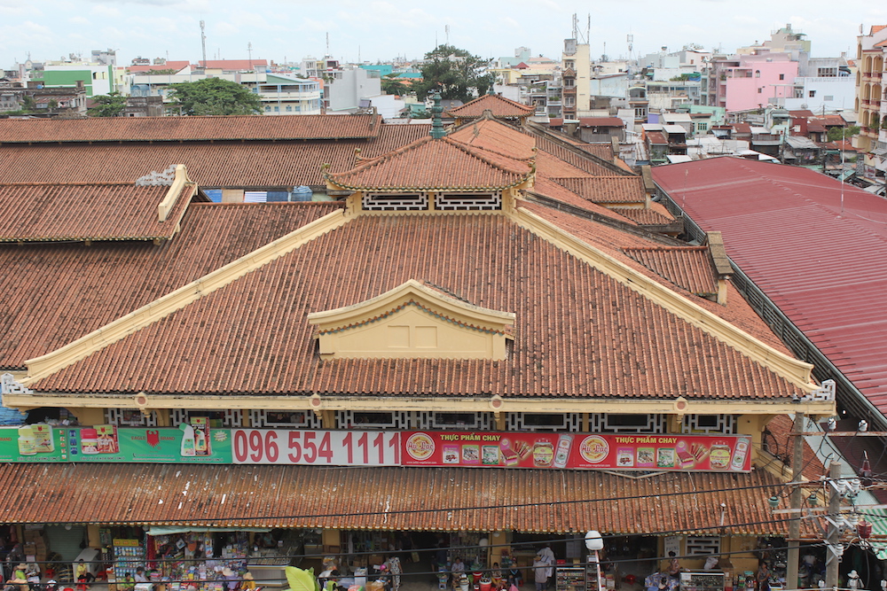 Chợ được thiết kế theo lối kiến trúc Trung Hoa, theo hình bát quái, gồm 12 cổng (cả phụ và chính)