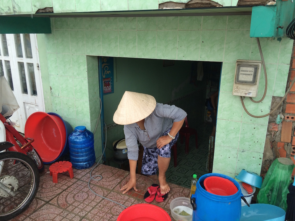 Trên đường Phạm văn Đồng vẫn còn nhiều nhà dân thấp hơn mặt đường