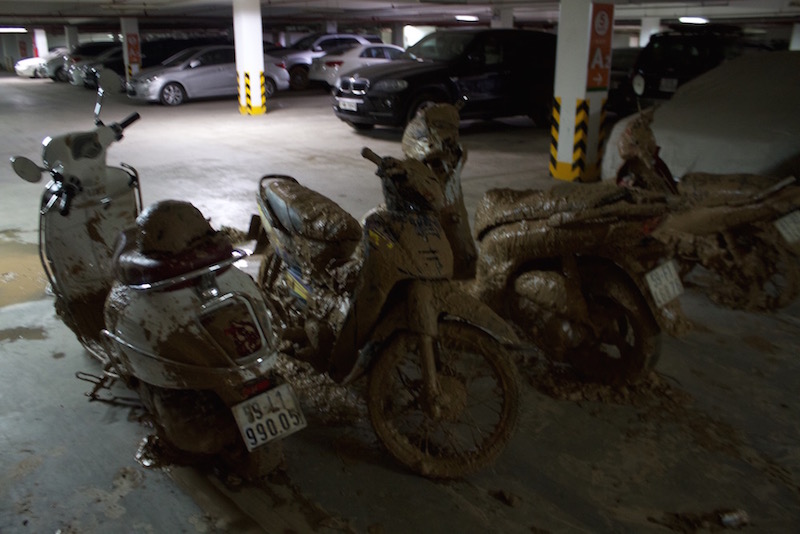 Hàng chục xe máy bị vùi lấp bởi bùn đất
