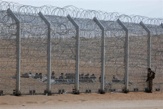 Hàng rào nằm giữa biên giới Israel và Ai Cập - Ảnh: Reuters