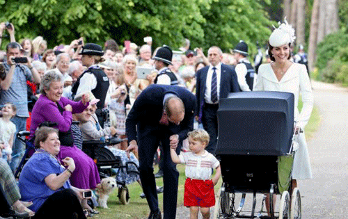 Với 2 đứa con nhỏ, hoàng tử William (người cúi xuống) sẽ phải cố gắng cân bằng giữa công việc, nghĩa vụ hoàng gia và trách nhiệm với gia đình nhỏ của mình - Ảnh: Reuters