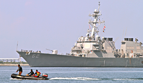 Tàu khu trục USS Fitzgerald của Mỹ tiếp cận Vịnh Subic - Ảnh: AFP