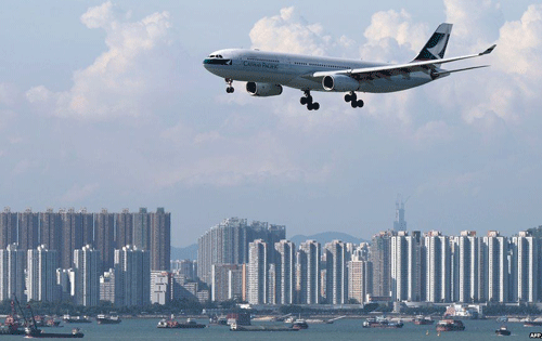 Cathay Pacific được thuê chuyển bao tiền thất lạc - Ảnh: AFP