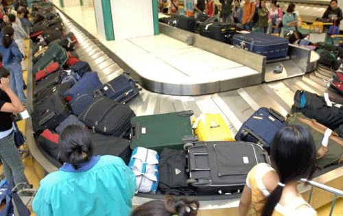 Lạc vali áo quần ở sân bay chưa phải là viễn cảnh tồi tệ nhất! - Ảnh: AFP