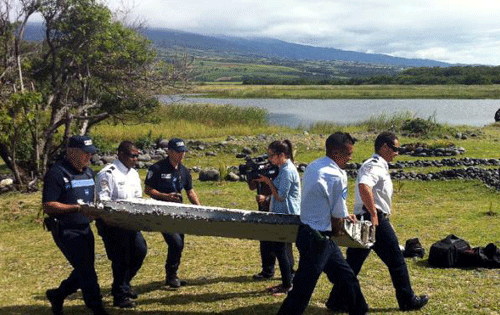 Cho tới nay, mảnh vỡ được tin là của máy bay MH370 mất tích - Ảnh: AFP
