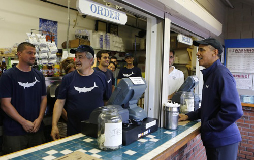 Ông Obama gọi đồ ăn tại một nhà hàng ở Martha's Vineyard trong chuyến di nghỉ hồi 2013 - Ảnh: Reuters