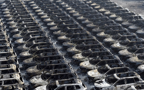 10.000 xe cộ chỉ còn trơ khung sắt - Ảnh: AFP