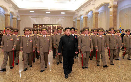 Nhà lãnh đạo Triều Tiên Kim Jong-un và các tướng lĩnh cấp cao - Ảnh: AFP