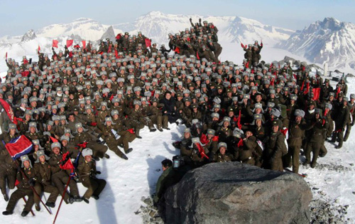 Nhà lãnh đạo KIm Jong-un của Triều Tiên chụp ảnh chung với quân đội trên đỉnh núi tuyết phủ trắng xóa Paektu (Triều Tiên) - Ảnh: AFP