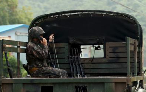 Lính Hàn Quốc gần vùng phi quân sự phân cách 2 miền Triều Tiên - Ảnh: Reuters