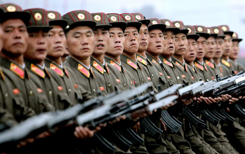 Quân đội Triều Tiên trong một cuộc biểu dương lực lượng - Ảnh: Bloomberg