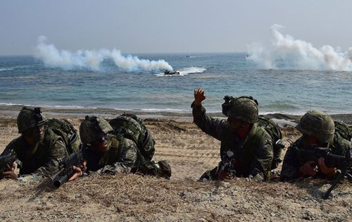 Thủy quân lục chiến Mỹ  và Hàn Quốc tập trận chung - Ảnh: AFP