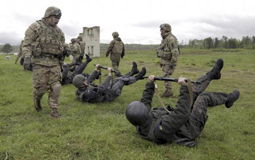 Lính Mỹ huấn luyện cho lực lượng vệ binh quốc gia Ukraine trong một cuộc tập trận chung - Ảnh: Reuters