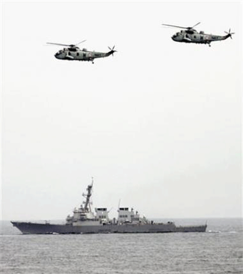 Máy bay trực thăng Ấn Độ và tàu chiến Mỹ trong một cuộc tập trận chung - Ảnh: Reuters
