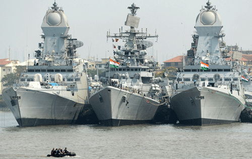 Tàu chiến Ấn Độ ngoài khơi Mumbai (Ảnh: AFP)