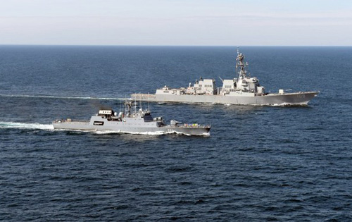 Hai tàu chiến Mỹ trên Biển Đen - Ảnh: AFP