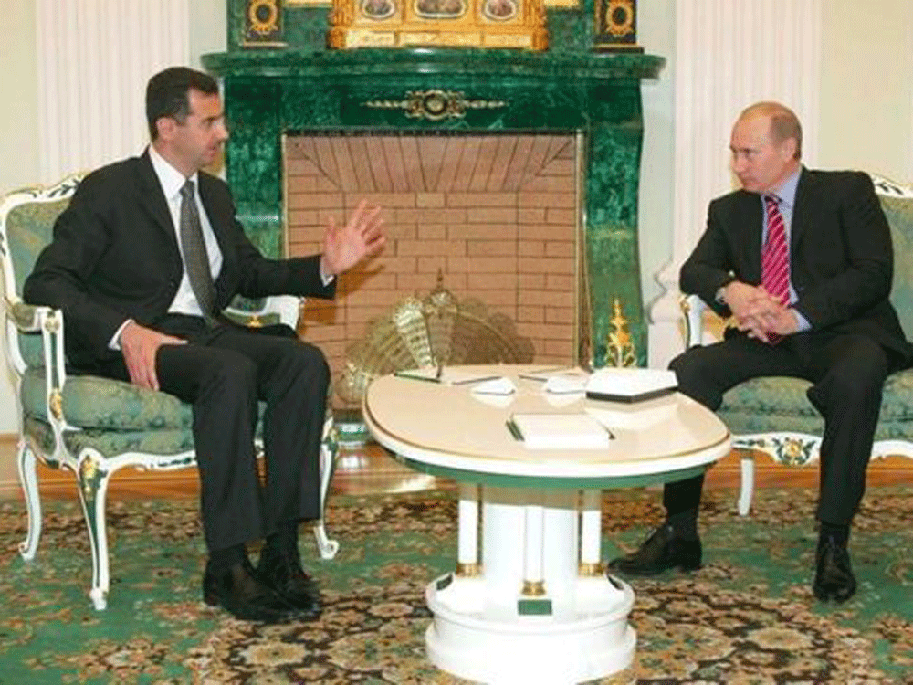 Nga hậu thuẫn cho chính quyền của Syria trong khi Mỹ muốn lật đổ. Trong ảnh là Tổng thống Nga Vladimir Putin (phải) và Tổng thống Syria Bashar Assad hồi năm 2006 - Ảnh: AFP