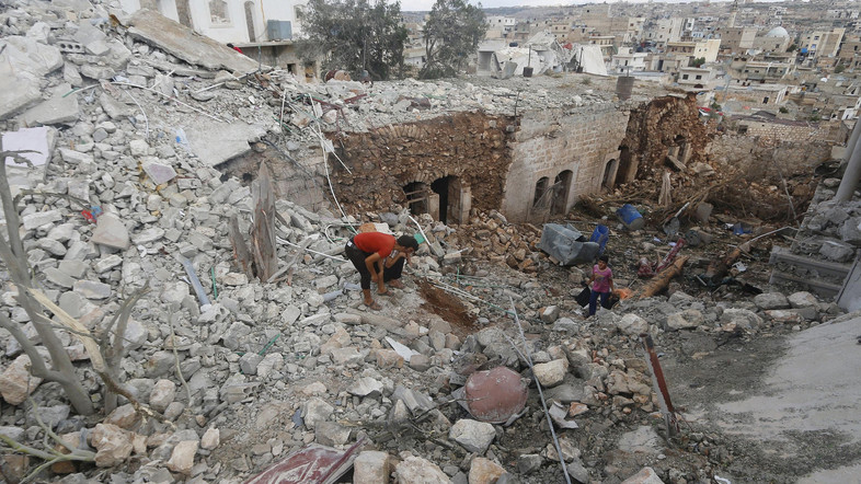 Sau một cuộc không kích của Nga ở Syria - Ảnh: Reuters